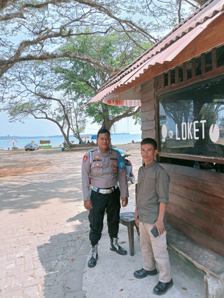 Personil Polsek Carita Jalankan Patroli Wisata dan Interaksi dengan Pengelola Pantai 4 WhatsApp Image 2024 06 23 at 18.31.30