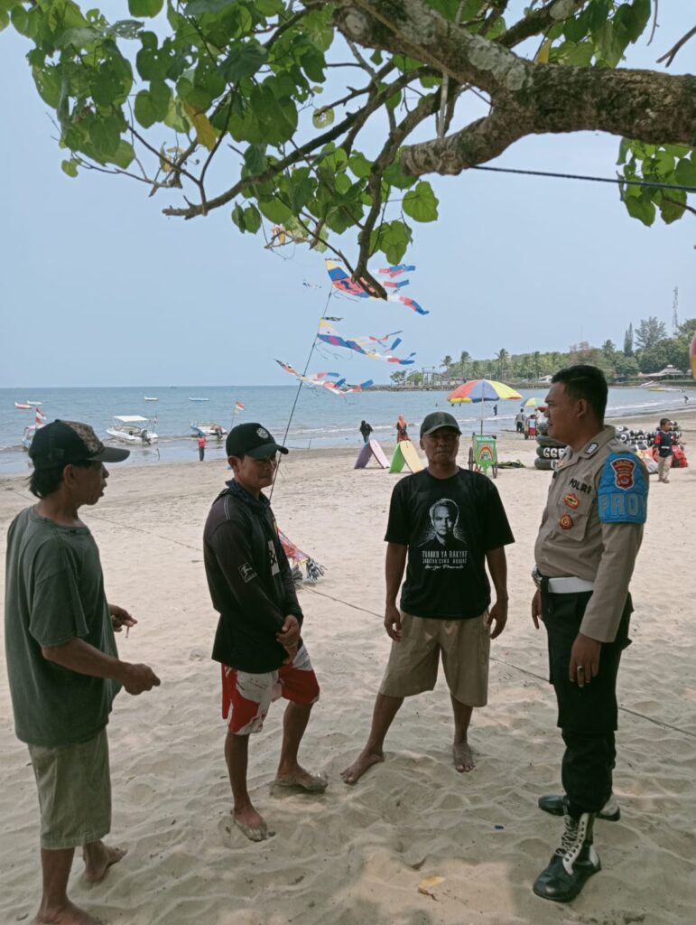 Bripka Ade dari Polsek Carita Beri Himbauan kepada Penyewa Boat di Pantai 5 WhatsApp Image 2024 06 23 at 18.34.41