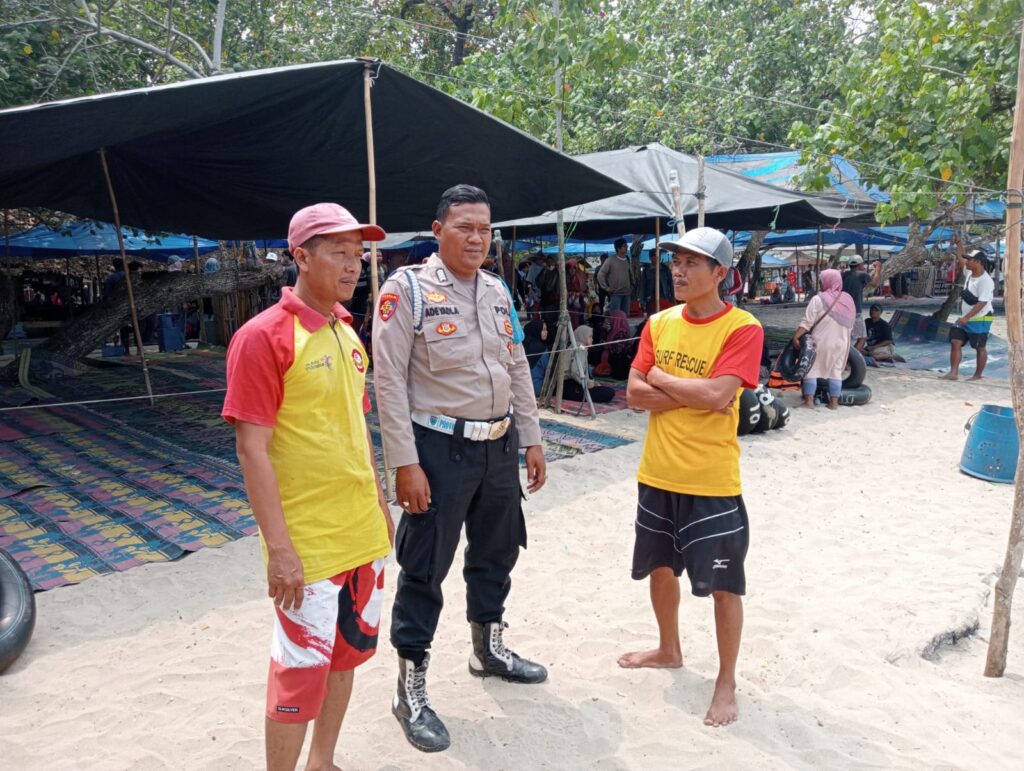 Personil Polsek Carita Bripka Ade Berpatroli Bersama Lifeguard Balawista di Pantai Karangsari Carita 6 WhatsApp Image 2024 06 23 at 18.50.02