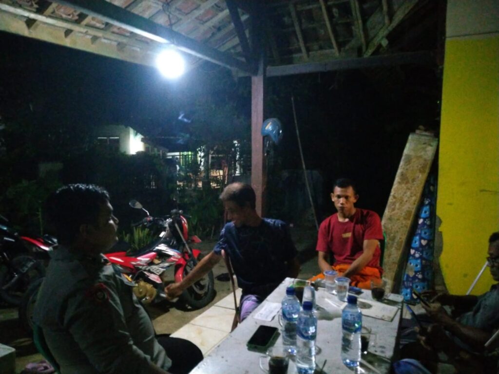 Bhabinkamtibmas Polsek Angsana Polres Pandeglang Sambangi Masyarakat Desa Angsana dan Sampaikan Pesan Kamtibmas 9 WhatsApp Image 2024 06 24 at 00.16.53