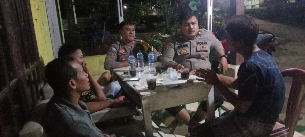 Sambangi Masyarakat Desa Angsana, Bhabinkamtibmas Polsek Angsana Polres Pandeglang Ajak Warga Bersinergi Jaga Kamtibmas 10 WhatsApp Image 2024 06 24 at 00.17.07