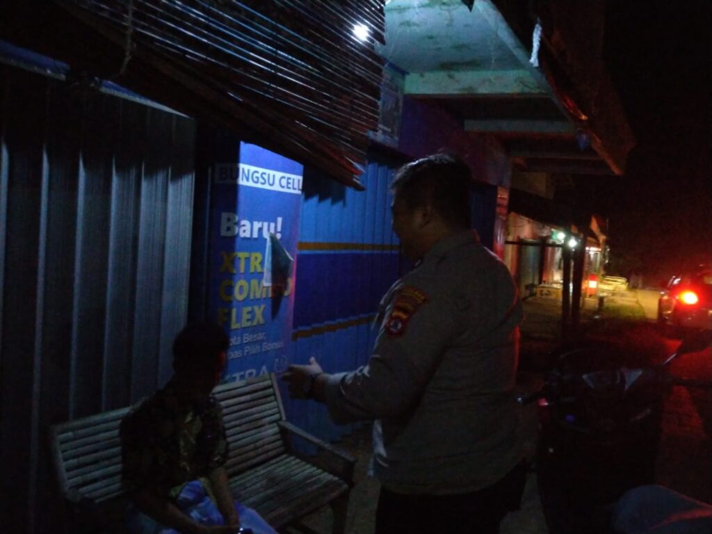 Laksanakan Patroli Malam, Bhabinkamtibmas Polsek Angsana Polres Pandeglang Sampaikan Pesan Kamtibmas Kepada Warga yang Ditemui 1 WhatsApp Image 2024 06 24 at 00.17.30