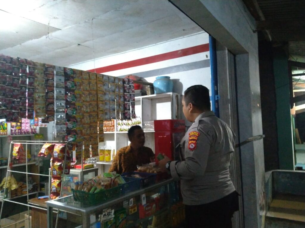 Bhabinkamtibmas Polsek Angsana Polres Pandeglang Laksanakan Patroli Dialogis di Desa Angsana Sasar Pemukiman dan Pertokoan 3 WhatsApp Image 2024 06 24 at 00.17.51