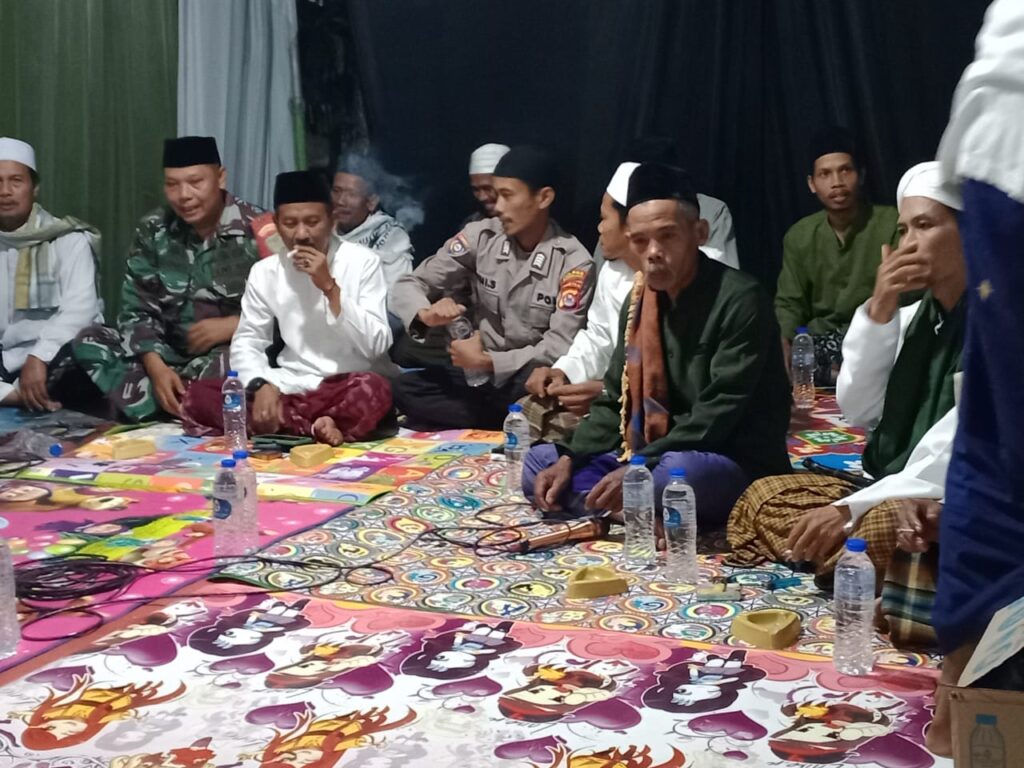 Kanit Binmas Polsek Angsana Polres Pandeglang Hadiri Pengajian dalam Rangka Hajatan Salah satu Warga Desa Padamulya 5 WhatsApp Image 2024 06 24 at 01.38.54