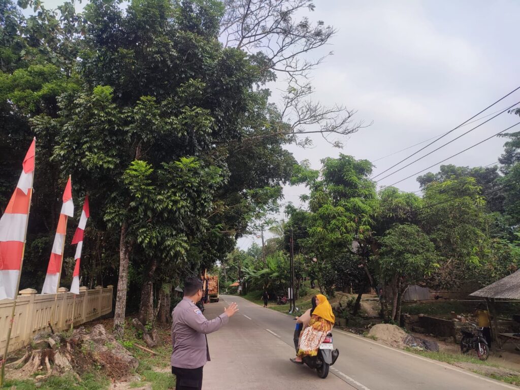 Anggota Piket Polsek Angsana Polres Pandeglang Briptu Agung Laksanakan Strongpoint Sore di Jalan Raya Munjul-Angsana 6 WhatsApp Image 2024 06 24 at 01.39.05