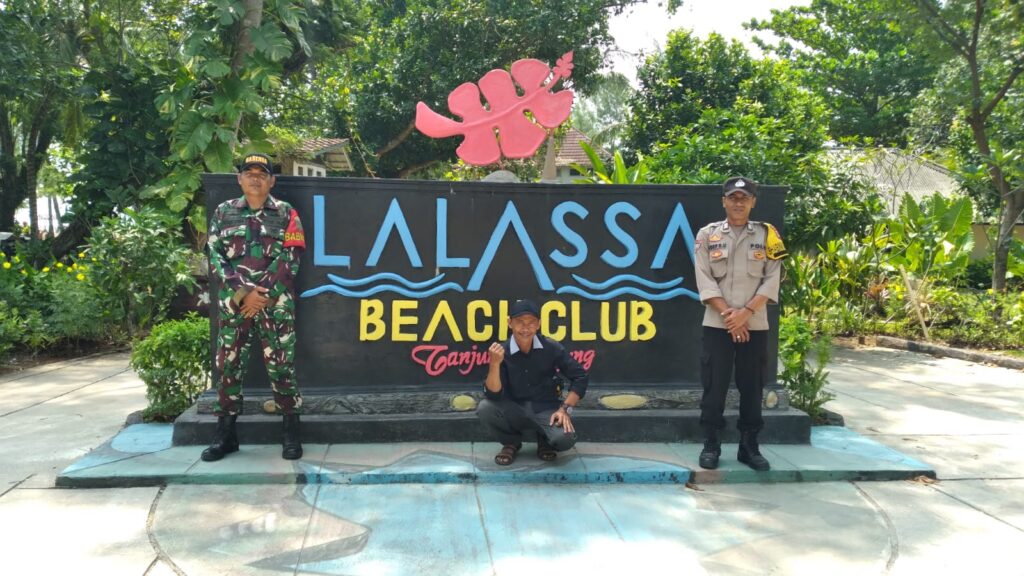 Polsek Panimbang Laksanakan Patroli Wisata Akhir Pekan di Pantai Larassa 9 WhatsApp Image 2024 06 24 at 02.01.02