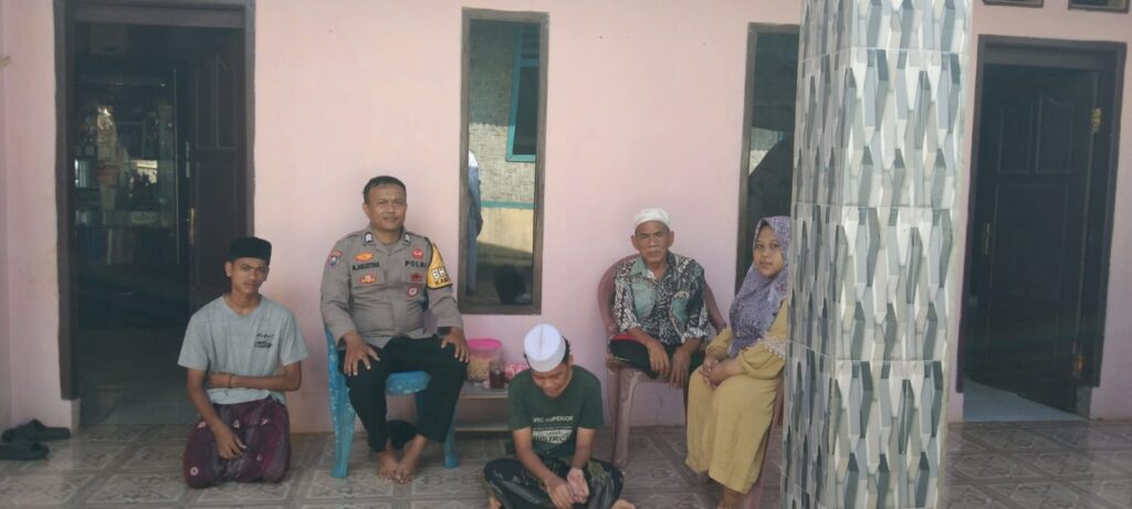 Sambangi Tokoh Agama, Bhabinkamtibmas Polsek Cimanggu Sampaikan Pesan Kamtibmas 10 WhatsApp Image 2024 06 24 at 02.09.39