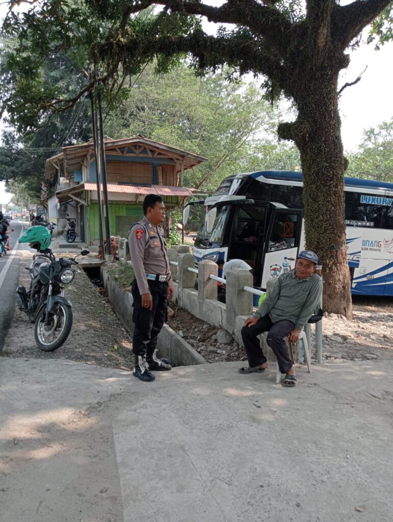 Polsek Carita Berikan Himbauan kepada Tukang Parkir yang Memarkirkan Kendaraan Pengunjung Pantai 3 WhatsApp Image 2024 06 24 at 05.36.06