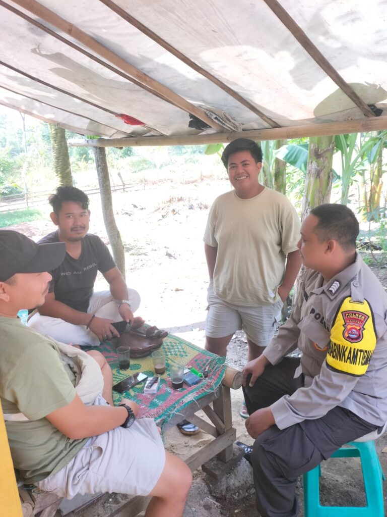 Bripka Bambang dari Polsek Carita Berikan Himbauan kepada Pengunjung Pantai 4 WhatsApp Image 2024 06 24 at 05.39.44