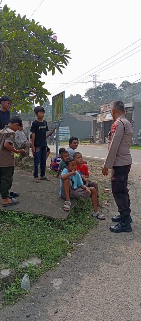 Kapolsek Carita Iptu Turip Beri Himbauan kepada Anak-anak yang Menunggu Bis Telolet di Pinggir Jalan Raya Carita 5 WhatsApp Image 2024 06 24 at 05.43.58