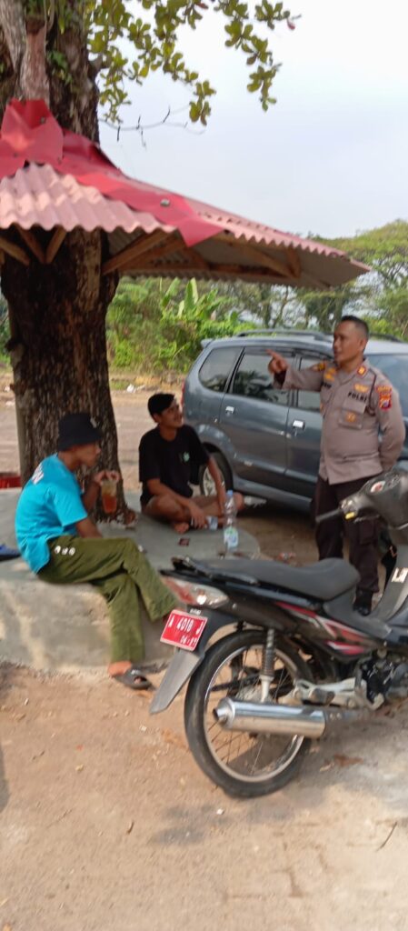 Kapolsek Carita Iptu Turip Beri Himbauan kepada Penjaga Parkir di Pantai Pandan 6 WhatsApp Image 2024 06 24 at 05.46.12