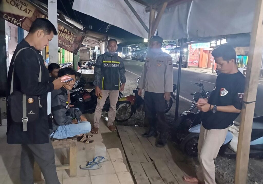 Polsek Cibaliung Gelar Sambang dan Patroli Malam, Ciptakan Rasa Aman dan Nyaman Bagi Warga Masyarakat 9 WhatsApp Image 2024 06 24 at 05.56.34