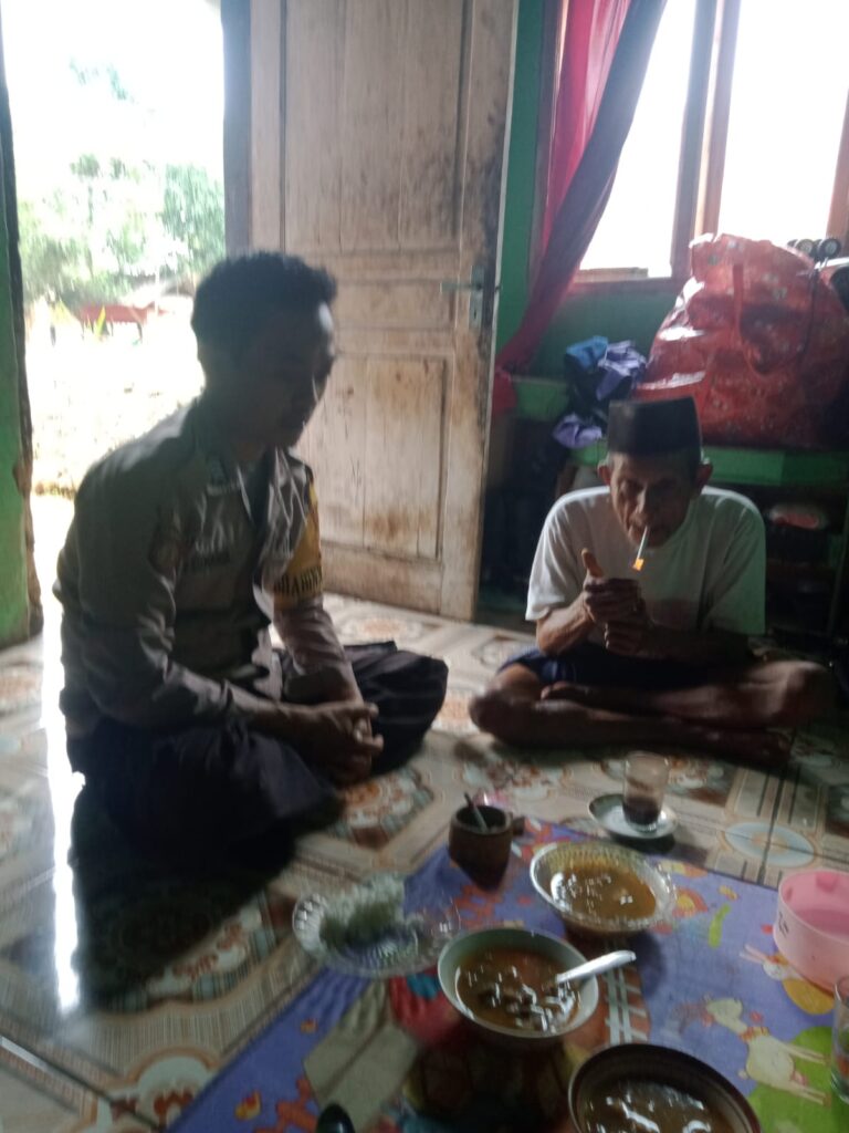 Kegiatan Sambang Bhabinkamtibmas Polsek Cadasari Tingkatkan Keamanan dan Kebersamaan Warga 4 WhatsApp Image 2024 06 24 at 09.23.31