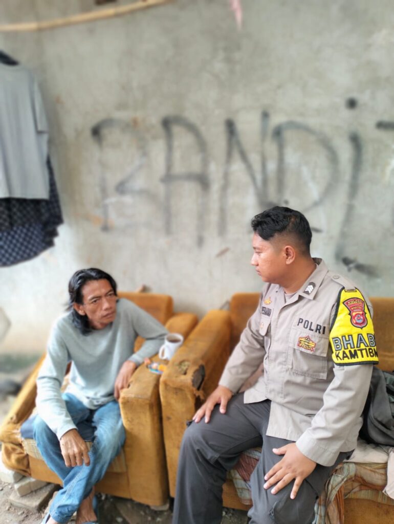 Bhabinkamtibmas Polsek Cadasari Brigadir Adi Permana Laksanakan Kegiatan Sambang Edukasi Warga 2 WhatsApp Image 2024 06 24 at 09.24.10