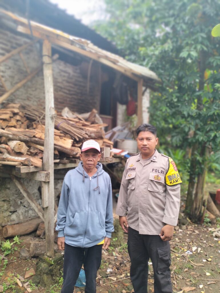 Bhabinkamtibmas Polsek Cadasari Brigadir Adi Permana Sambangi Warga untuk Keamanan 1 WhatsApp Image 2024 06 24 at 09.24.30