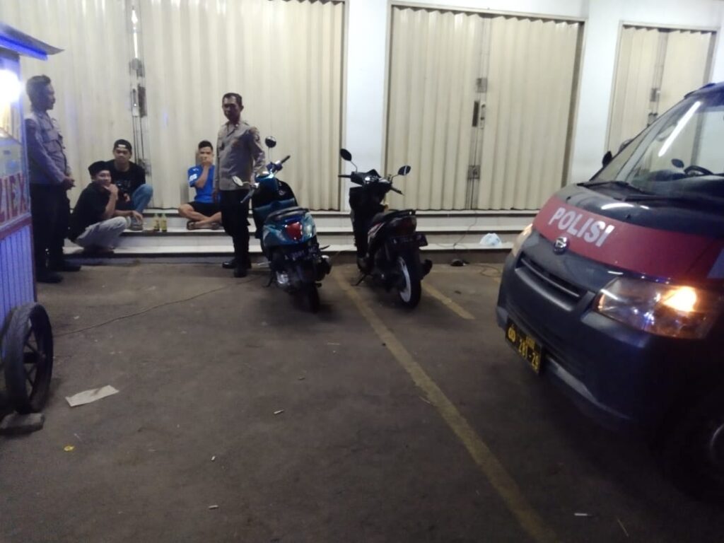 Patroli Malam Polsek Cadasari Berdialog dengan Pemuda untuk Jaga Kamtibmas 7 WhatsApp Image 2024 06 24 at 09.25.35