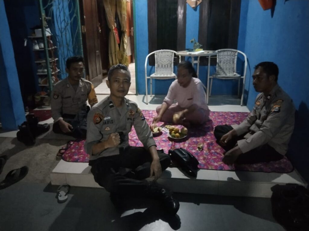 Patroli Polsek Cadasari Sambangi Rumah Warga, Tingkatkan Kemitraan dengan Masyarakat 6 WhatsApp Image 2024 06 24 at 09.25.45