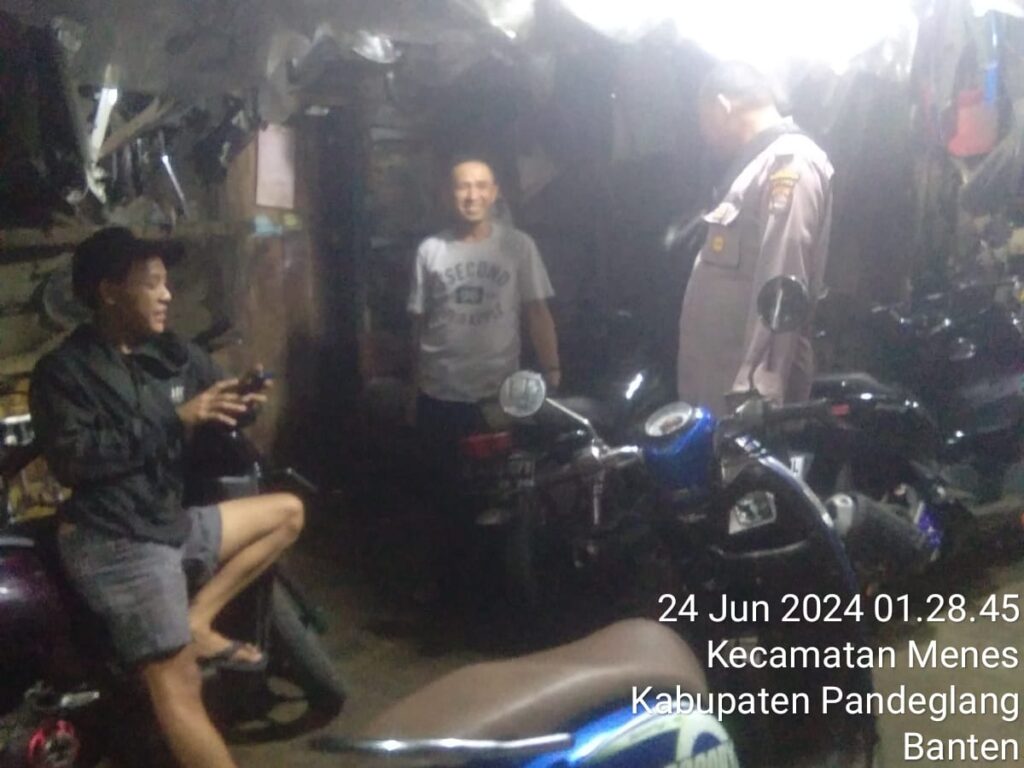 Polsek Menes Gelar Patroli Malam dan Berikan Himbauan Kepada Penjual Sparepart Bekas Kendaraan Bermotor 4 WhatsApp Image 2024 06 24 at 11.18.11