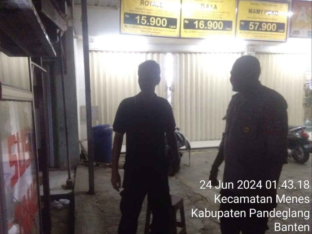 Polsek Menes Gelar Patroli Malam dan Berikan Himbauan Kamtibmas 3 WhatsApp Image 2024 06 24 at 11.22.31
