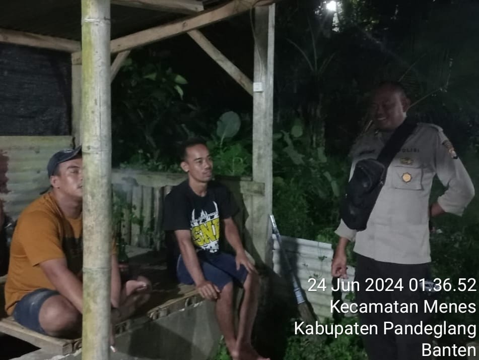Polsek Menes Jalin Silaturahmi dan Sampaikan Himbauan Kamtibmas Melalui Patroli Malam 2 WhatsApp Image 2024 06 24 at 11.26.16