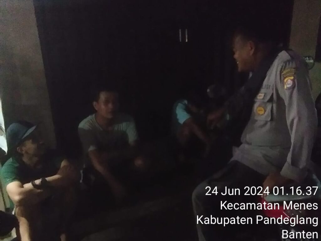 Sambil Patroli, Polsek Menes Beri Himbauan Kepada Pemuda Yang Nongkrong 10 WhatsApp Image 2024 06 24 at 11.35.40