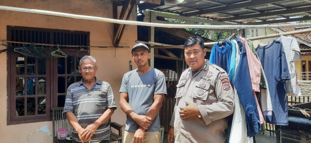 Bhabinkamtibmas Polsek Bojong Polres Pandeglang Sambangi Warga Binaan untuk Menciptakan Kondusifitas Wilayah 4 WhatsApp Image 2024 06 24 at 12.35.27