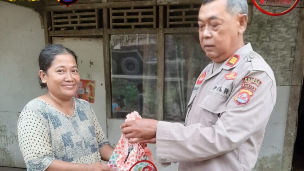 Kapolsek Bojong AKP Kuswana Laksanakan Giat Bansos, Berikan Bantuan Bahan Pokok Kepada Warga 10 WhatsApp Image 2024 06 24 at 14.04.36