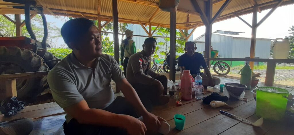 Giat Sambang Bhabinkamtibmas Polsek Cikeusik Membangun Kedekatan dengan Warga 8 WhatsApp Image 2024 06 24 at 15.17.28