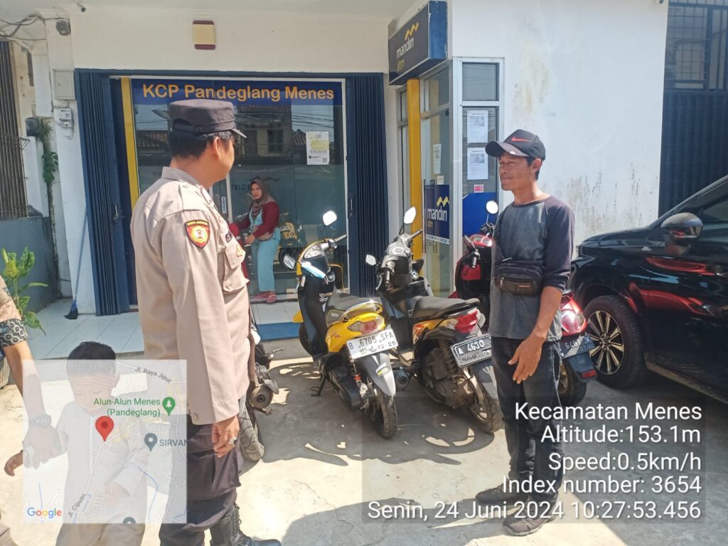 Sambangi Petugas Parkir Bank Mandiri, Polsek Menes Berikan Arahan 7 WhatsApp Image 2024 06 24 at 16.59.35