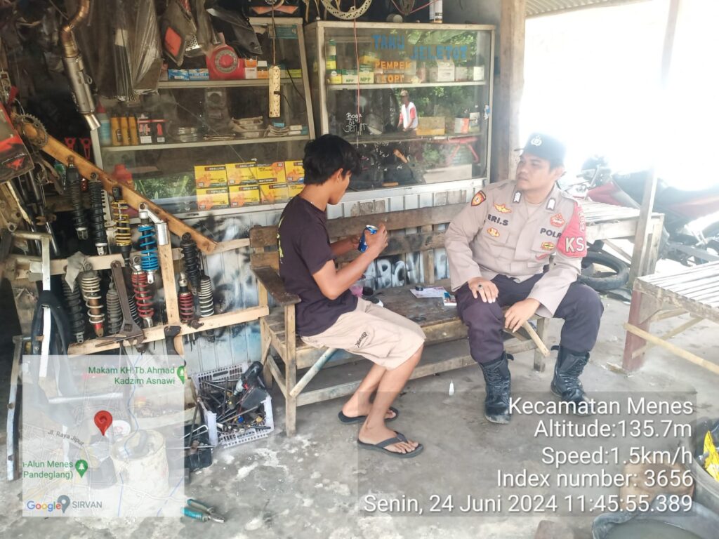 Polsek Menes Gelar Patroli Dialogis dan Himbauan Kamtibmas pada Bengkel Motor Malam Hari 6 WhatsApp Image 2024 06 24 at 17.00.59