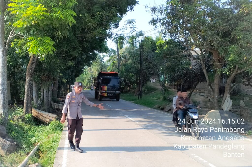 Anggota Piket Polsek Angsana Polres Pandeglang Laksanakan Strongpoint Sore 1 WhatsApp Image 2024 06 24 at 18.38.21