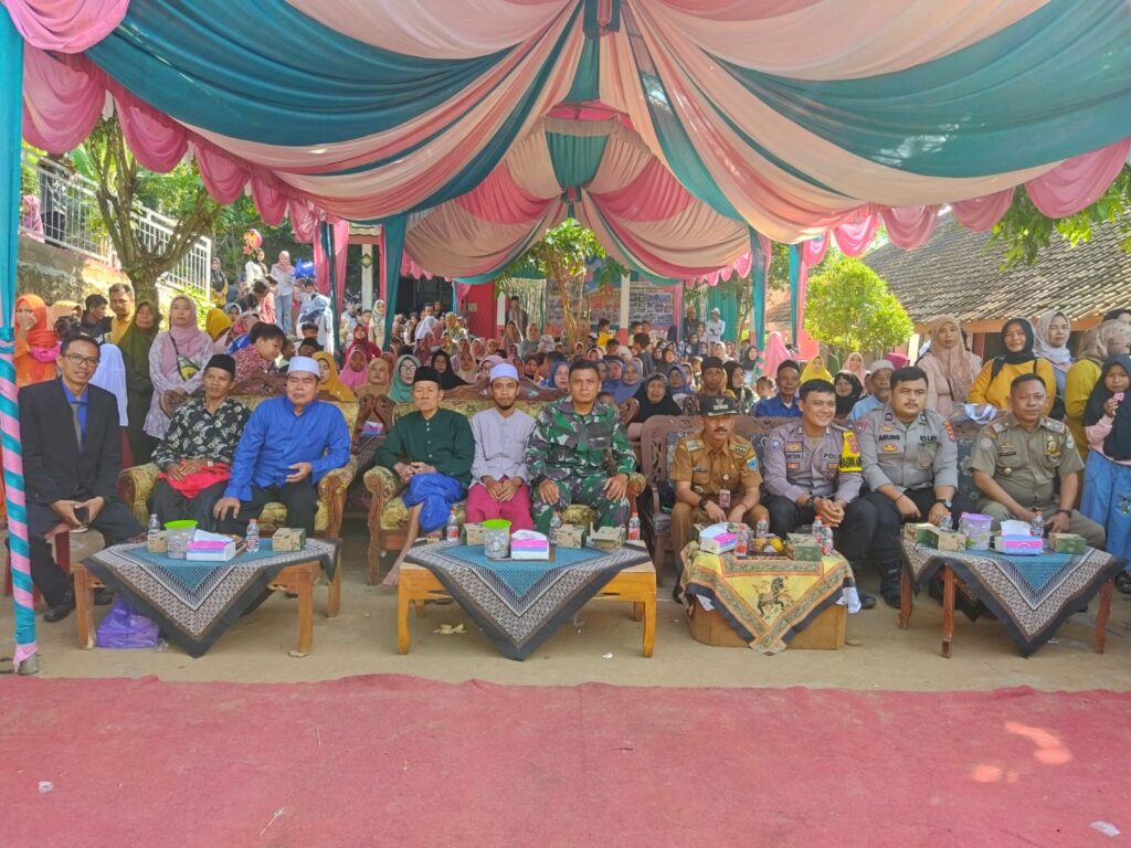 Bhabinkamtibmas Polsek Angsana Hadiri Pelepasan Siswa Siswi Kelas VI SDN 3 Angsana 3 WhatsApp Image 2024 06 24 at 18.38.45