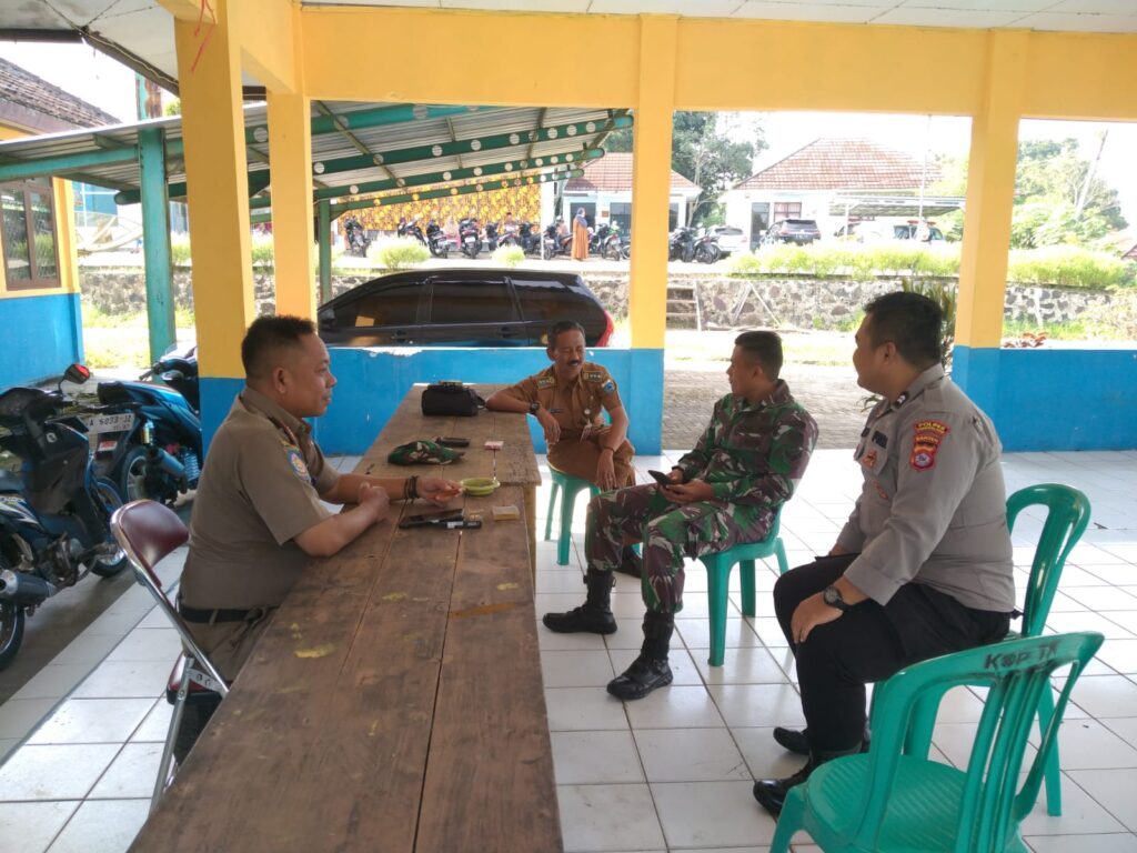Bhabinkamtibmas Polsek Angsana Bersama Babinsa Sambangi Kantor Kecamatan Angsana 5 WhatsApp Image 2024 06 24 at 18.39.19