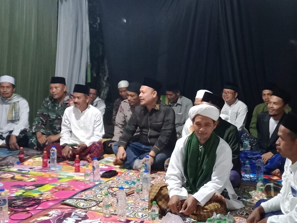 Laksanakan Silaturahmi Kamtibmas, Kanit Binmas Polsek Angsana Polres Pandeglang Hadir di Pengajian Warga Desa Padamulya 7 WhatsApp Image 2024 06 24 at 18.39.39