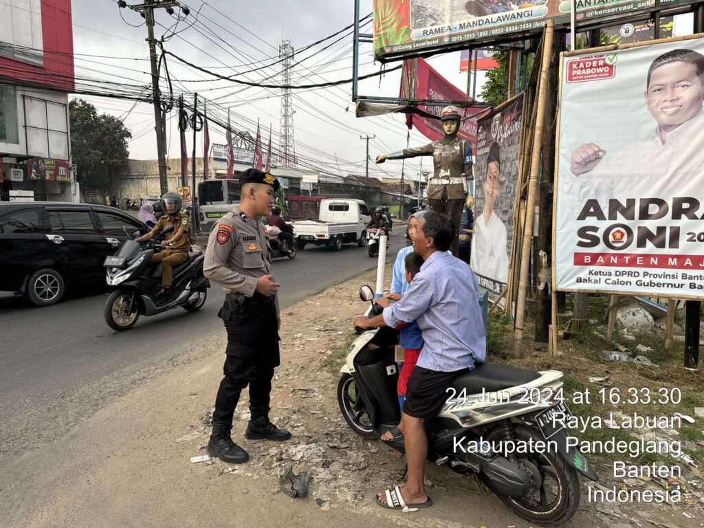 Sat Samapta Polres Pandeglang Berikan Himbauan Kepada Pengendara yang Tidak Menggunakan Helm di Pertigaan Cipacung 8 WhatsApp Image 2024 06 24 at 19.15.12 1