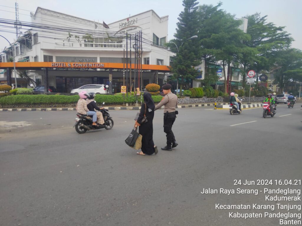 Sat Samapta Polres Pandeglang Berikan Pelayanan Prima dengan Menyebrangkan Masyarakat di Pertigaan Cigadung 9 WhatsApp Image 2024 06 24 at 19.15.12