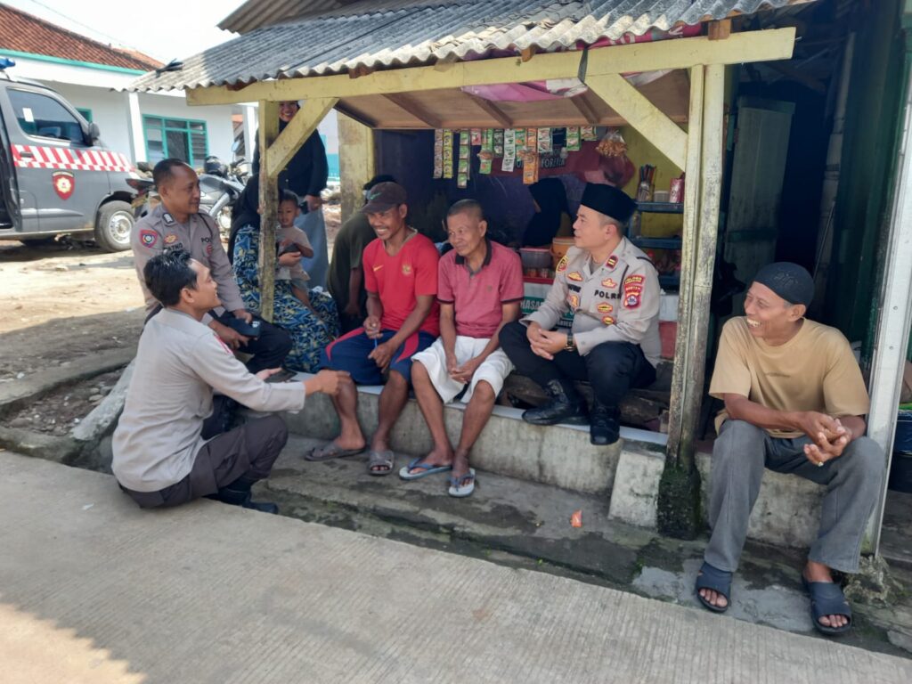 Kanit Binmas Polsek Cimanuk Bripka Kleja Jalin Kedekatan dan Komunikasi dengan Warga Desa Cimanuk 8 WhatsApp Image 2024 06 25 at 00.45.32