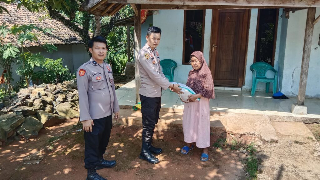 Bhabinkamtibmas Polsek Cigeulis Sambangi Warga Masyarakat dan Berikan Bantuan Sosial 9 WhatsApp Image 2024 06 25 at 01.05.13