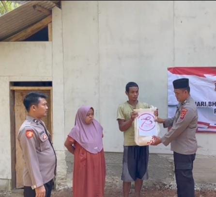 Polsek Cigeulis bersama Bhabinkamtibmas Sambangi Warga Masyarakat dan Berikan Bantuan Sosial 10 WhatsApp Image 2024 06 25 at 01.05.25