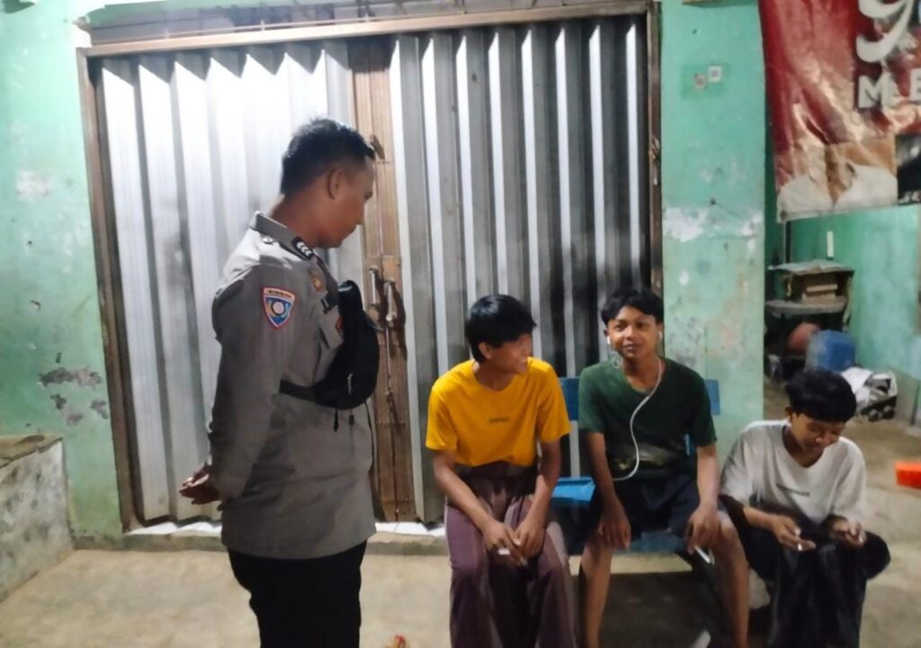 Bhabinkamtibmas Polsek Angsana Polres Pandeglang Laksanakan Patroli Malam di Desa Angsana dan Sampaikan Pesan Kamtibmas 2 WhatsApp Image 2024 06 25 at 06.06.01 1