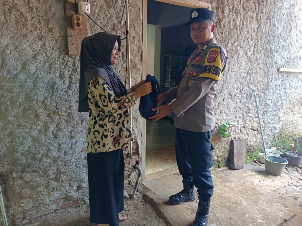 Polsek Cikeusik Gelar Bansos Kepada Ibu Ratih di Desa Cikiruhwetan 4 WhatsApp Image 2024 06 25 at 06.20.40