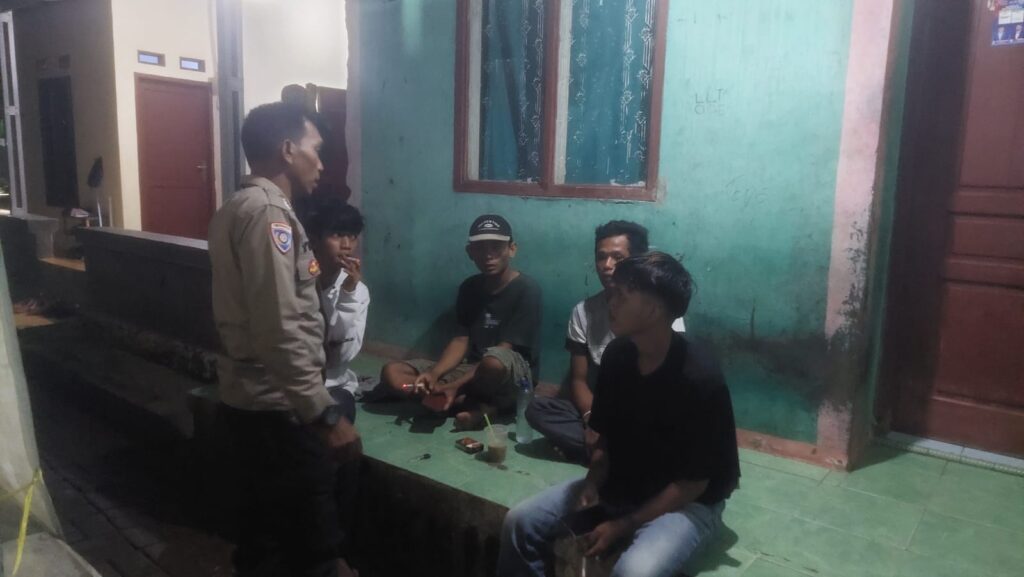 Polsek Carita: Bripka Yudi Melaksanakan Patroli Malam 5 WhatsApp Image 2024 06 25 at 06.36.06