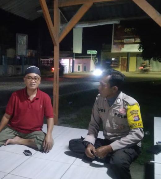 Polsek Carita: Personil Melaksanakan Patroli Malam dan Berbincang dengan Warga 6 WhatsApp Image 2024 06 25 at 06.37.43