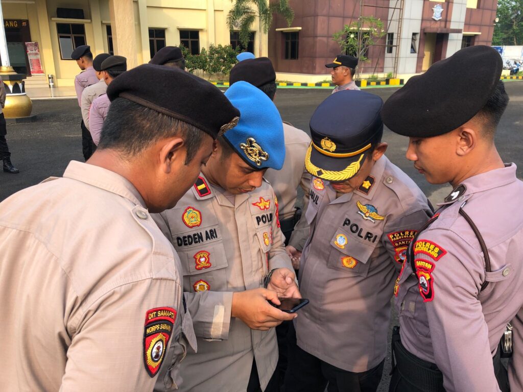 Wakapolres Pandeglang Cek HP Personel, Berantas Judi Online 7 WhatsApp Image 2024 06 25 at 07.54.45
