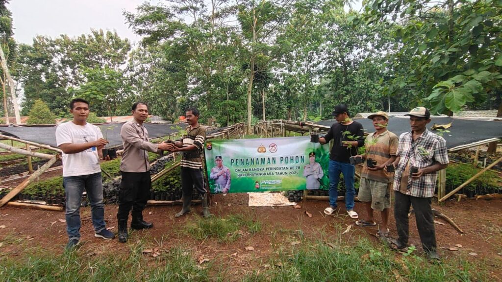 Polsek Banjar Tanam 150 Bibit Pohon Sengon dalam Rangka HUT Bhayangkara ke-78 8 WhatsApp Image 2024 06 25 at 08.48.19
