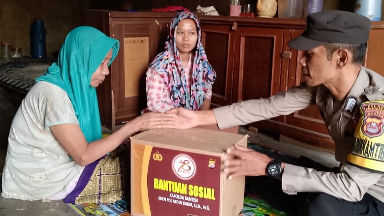 Bhabinkamtibmas Polsek Banjar Berbagi Sembako dalam Peringatan Hari Bhayangkara ke-78 7 WhatsApp Image 2024 06 25 at 09.03.22