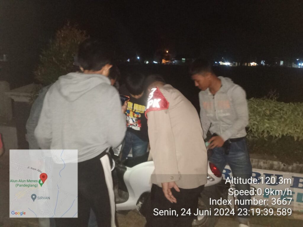 Polsek Menes Gelar Patroli Malam dan Periksa Sekelompok Pemuda di Alun-alun Menes 3 WhatsApp Image 2024 06 25 at 10.54.51
