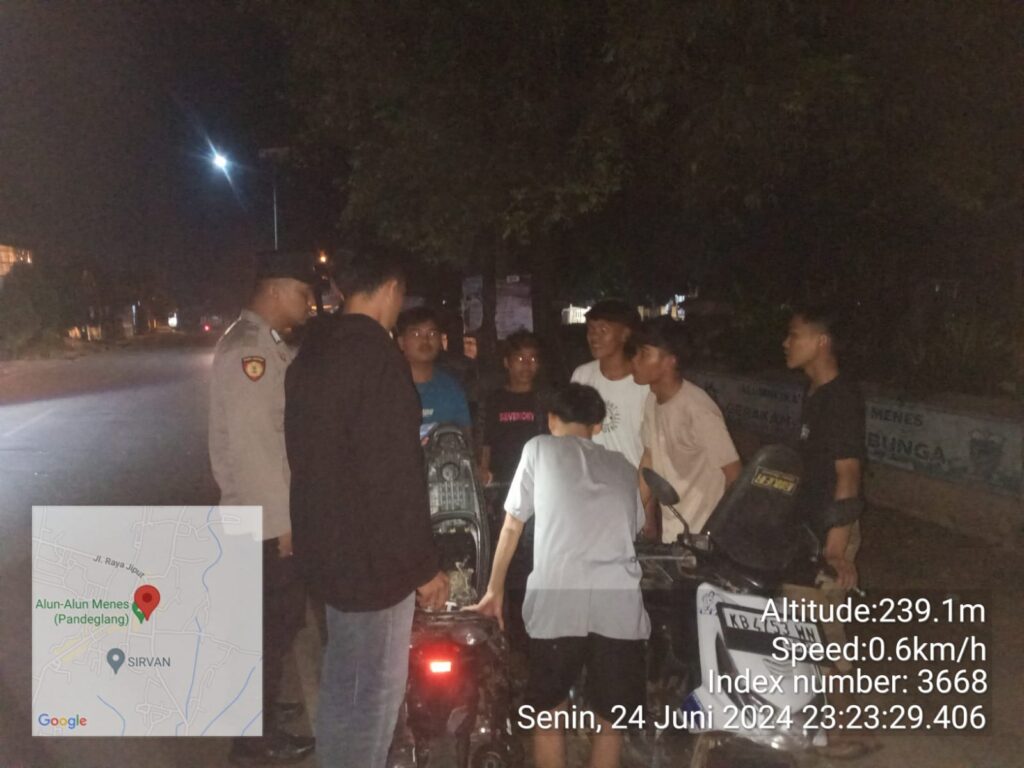 Polsek Menes Lakukan Patroli Malam dan Periksa Kendaraan Sekelompok Pemuda di Alun-Alun Menes 2 WhatsApp Image 2024 06 25 at 10.58.52