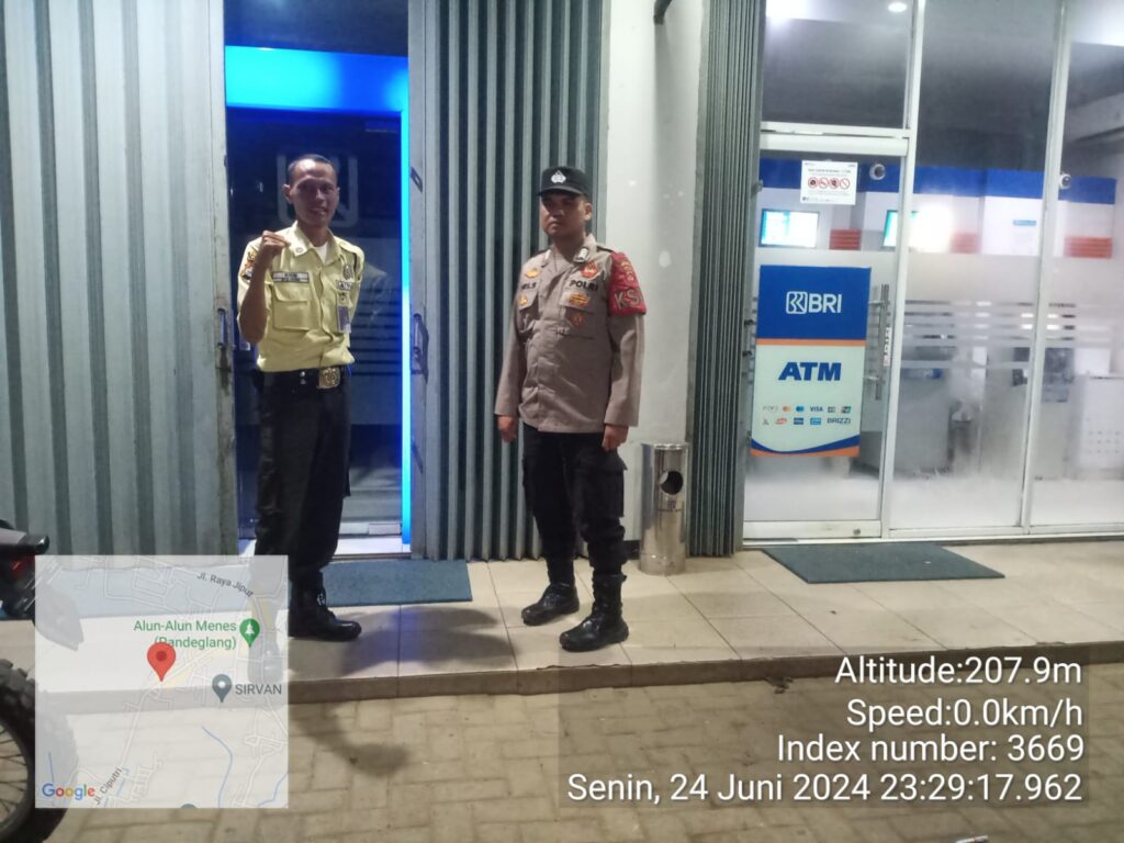Brigadir Hikmah Bhabinkamtibmas Polsek Menes Jaga Keamanan Bersama Satpam Bank 10 WhatsApp Image 2024 06 25 at 11.17.23