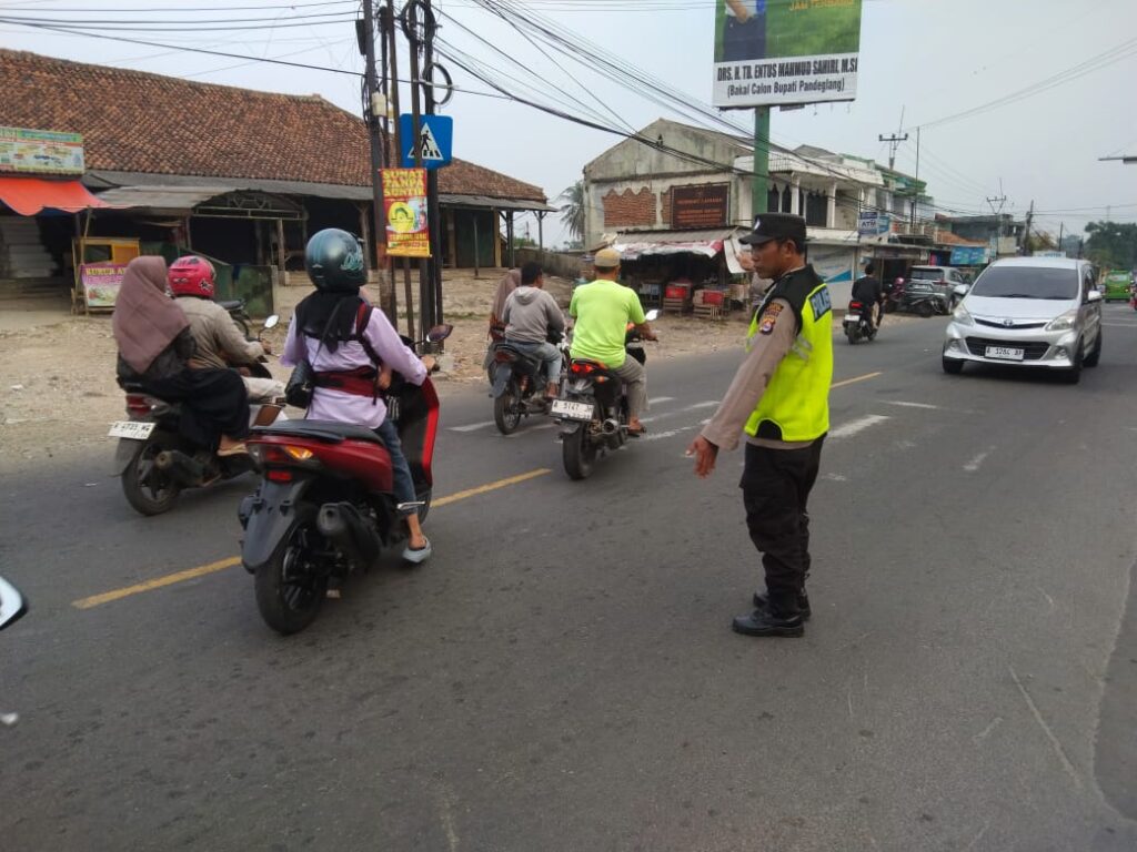 Polsek Cadasari Amankan Arus Lalu Lintas Pagi di Area Pasar 8 WhatsApp Image 2024 06 25 at 12.06.32